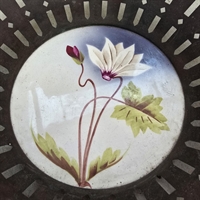 hvid-blomst-groenne-blade-malet-paa-porcelaensplade-bund-i-frugtskaal-med-hank-gammel-metalskaal